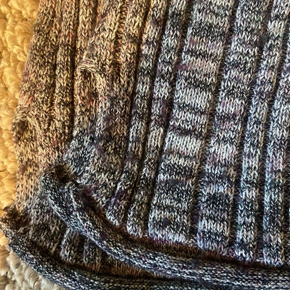 Anthropologie sleeveless light sweater in grey with pink streaks - Picture 5 of 5